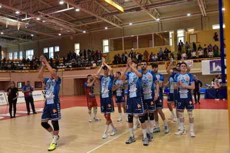 Los celestes fuerzan tercer partido en semifinales frente al C.V. Melilla