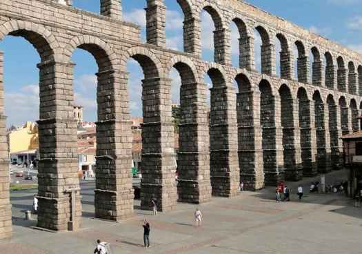 Junta, Ayuntamiento y Gobierno actuarán en conjunto para proteger el Acueducto de Segovia 