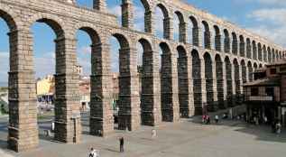 Junta, Ayuntamiento y Gobierno actuarán en conjunto para proteger el Acueducto de Segovia 