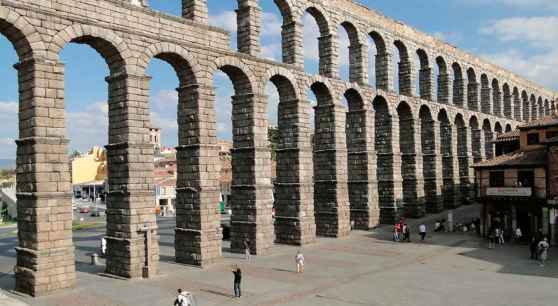 Junta, Ayuntamiento y Gobierno actuarán en conjunto para proteger el Acueducto de Segovia 