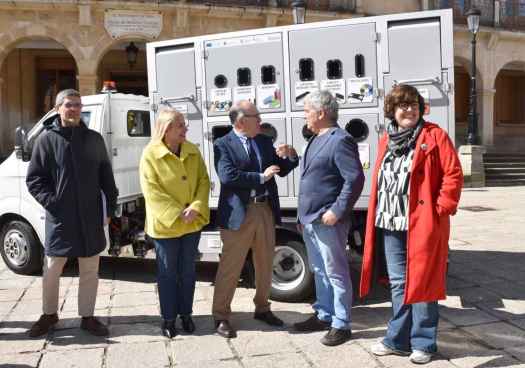 La Junta entrega a Soria punto límpio móvil, camión eléctrico dos puntos de recarga