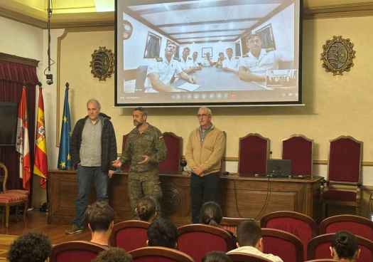 Alumnos del IES Machado se conectan con tripulantes del buque-escuela Juan Sebastián Elcano