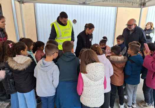 La Guardia Civil acerca sus medios al alumnado de San Leonardo de Yagüe