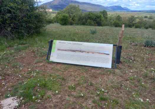 El cartel del cerro de los Castillejos, en Valonsadero, sigue en el suelo... un año después