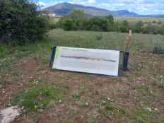 El cartel del cerro de los Castillejos, en Valonsadero, sigue en el suelo... un año después