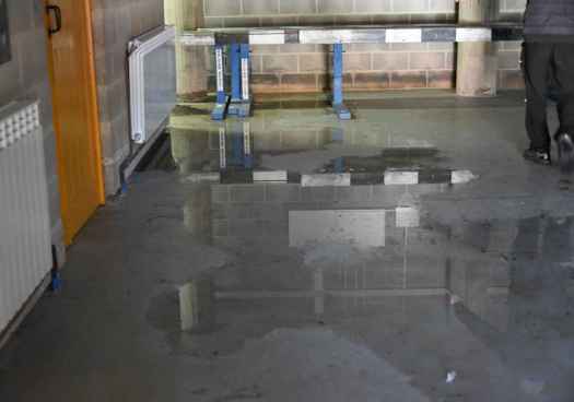 Las goteras siguen inundando la antigua tribuna de Los Pajaritos