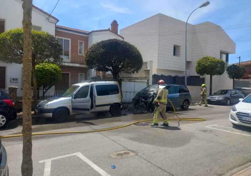 Un vehículo se incendia en la calle Pedro de Rúa, en Soria