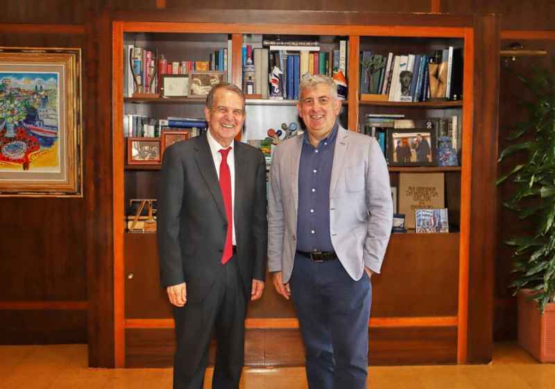 Antón explora en Vigo iniciativas municipales que se puedan implantar en Soria