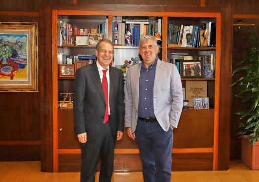 Antón explora en Vigo iniciativas municipales que se puedan implantar en Soria