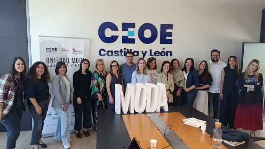 "Uniendo Moda" arranca formación con revolución de la IA en el proceso creativo y comercial 