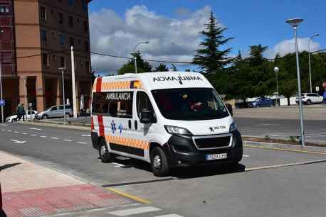 Conductor herido tras volcar con su camión en Almazán