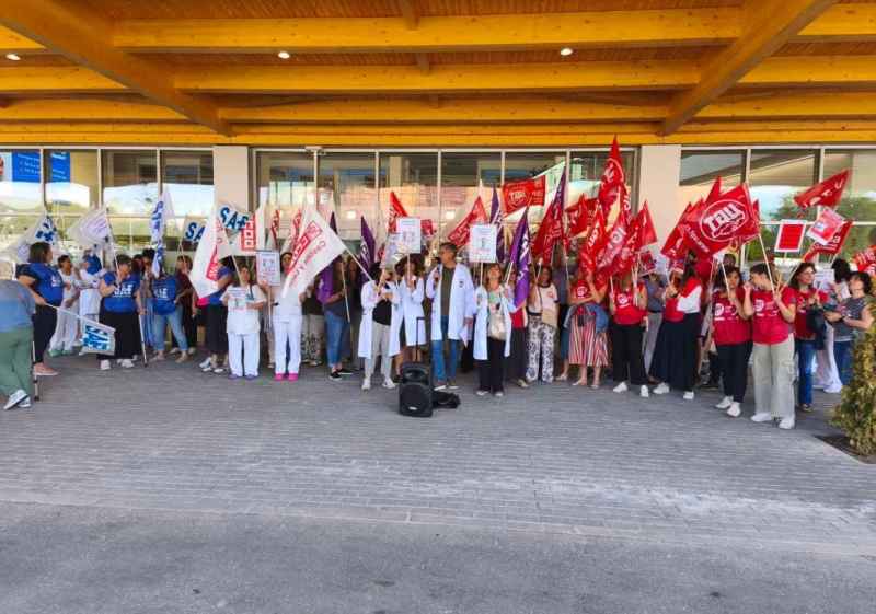Concentración de UGT y CC.OO en el hospital Santa Bárbara en huelga de técnicos sanitarios