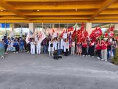 Concentración de UGT y CC.OO en el hospital Santa Bárbara en huelga de técnicos sanitarios