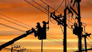 Los electricistas analizan impacto del nuevo reglamento en protecciones eléctricas