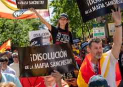 Miles de ciudadanos marchan en Madrid para exigir dimisión de Sánchez