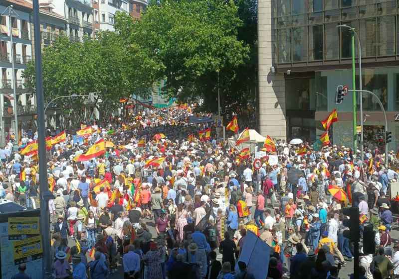Miles de ciudadanos marchan en Madrid para exigir dimisión de Sánchez