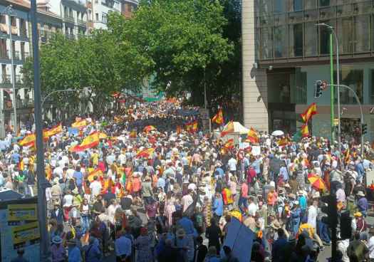 Miles de ciudadanos marchan en Madrid para exigir dimisión de Sánchez