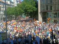 Miles de ciudadanos marchan en Madrid para exigir dimisión de Sánchez