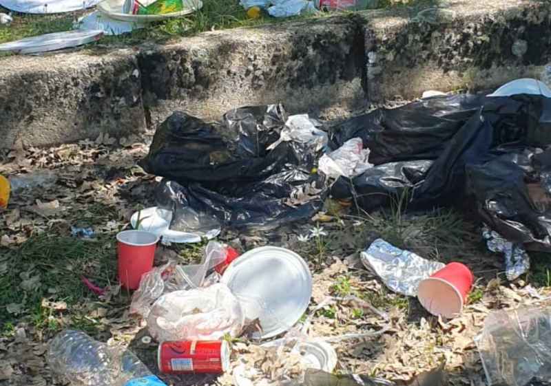 Peña Gamella, en Herreros, con deficiente imagen por basuras