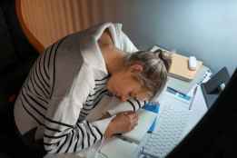 Los cinco hábitos de sueño que pueden cambiar rendimiento de estudiante antes de examen