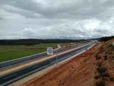 Conductor herido tras chocar con su vehículo contra mediana de A-11,  en El Burgo