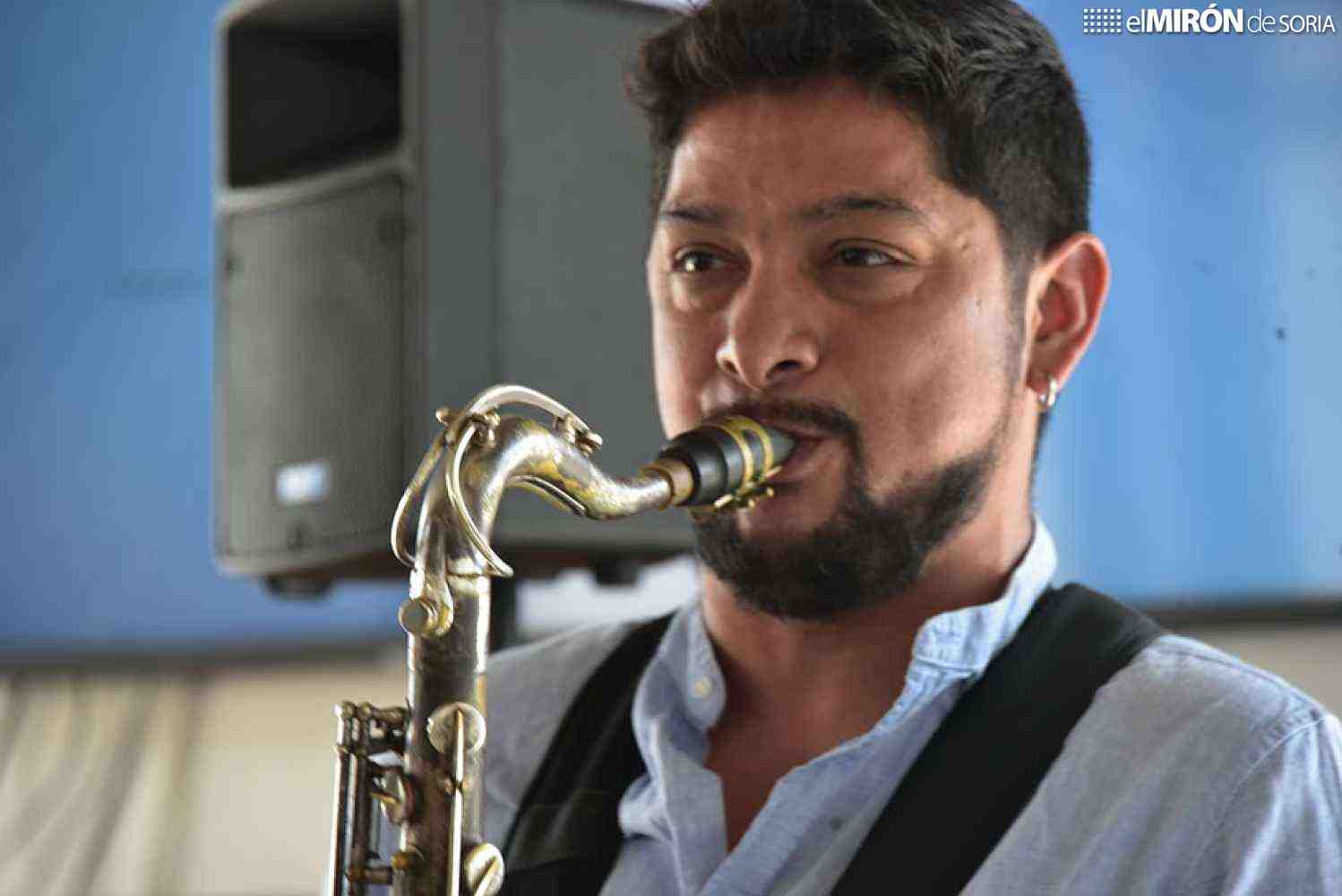 Noviercas suena a jazz con Nadir, su nuevo vecino
