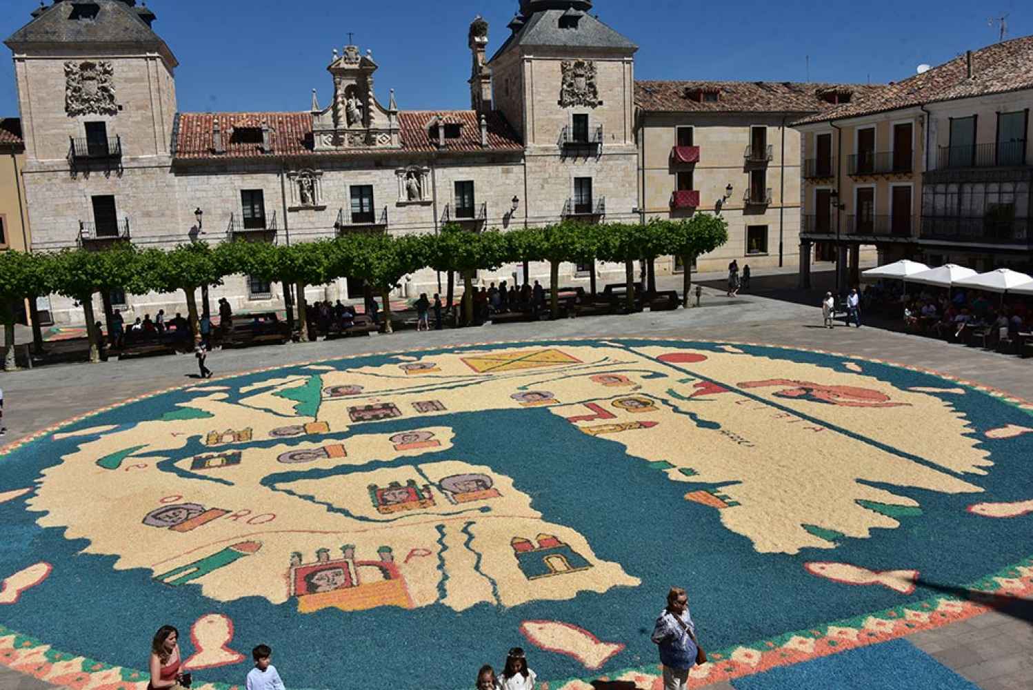 El Burgo de Osma celebra el Corpus Christi con sus alfombras florales