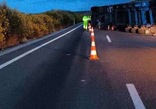 Camión volcado en autovía del Duero, en San Esteban de Gormaz