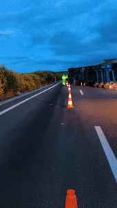 Camión volcado en autovía del Duero, en San Esteban de Gormaz