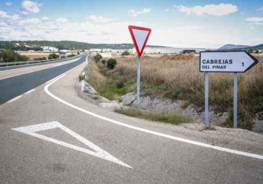 Una glorieta partida mejorará seguridad en N-234, en Cabrejas del Pinar