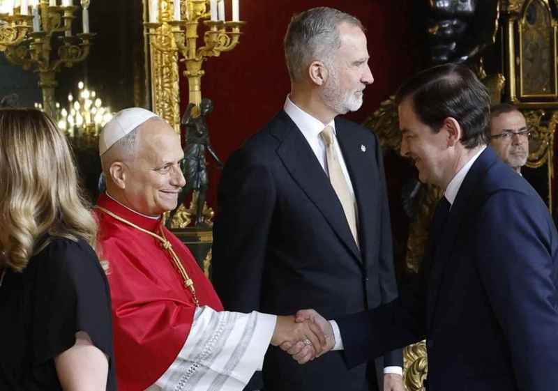Mañueco asiste a ceremonia de bienvenida al Papa León XIV