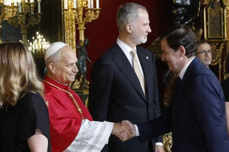 Mañueco asiste a ceremonia de bienvenida al Papa León XIV