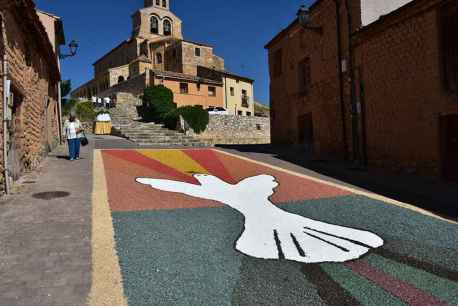 San Esteban de Gormaz luce la festividad del Corpus Christi con sus alfombras florales
