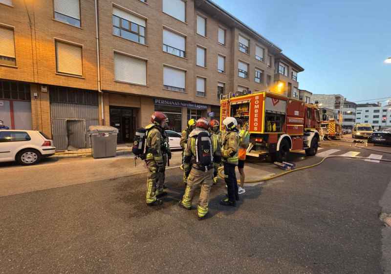 Diez personas evacuadas de calle Merineros, en Soria, por incendio en garaje