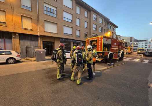 Diez personas evacuadas de calle Merineros, en Soria, por incendio en garaje