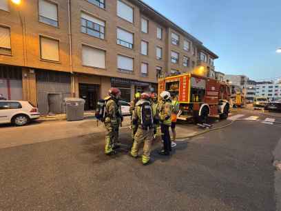 Diez personas evacuadas de calle Merineros, en Soria, por incendio en garaje