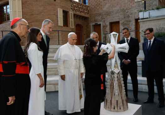 Valentina, la niña ciega que hizo brillar los ojos del Papa León XIV