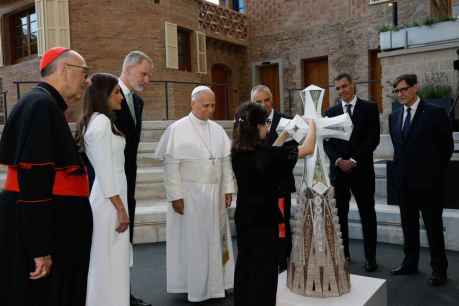 Valentina, la niña ciega que hizo brillar los ojos del Papa León XIV