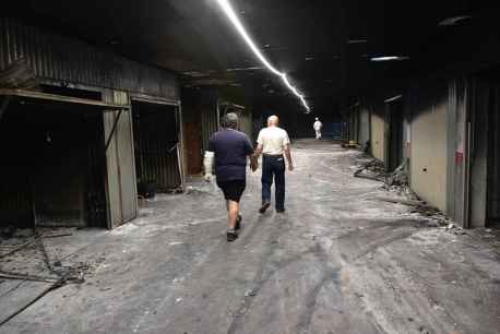 Los vecinos valoran daños por incendio en cocheras de calle Merineros, en Soria
