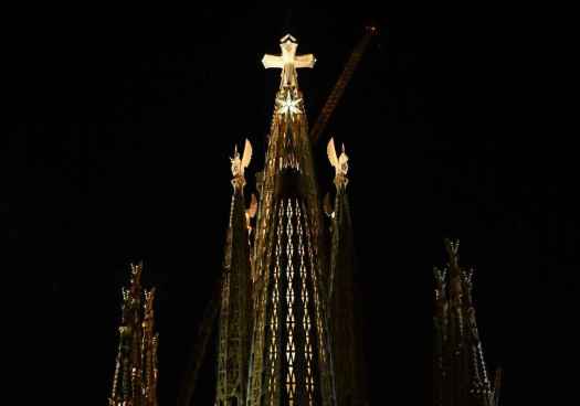 La cruz de la torre de Jesucristo de la Sagrada Familia se proyecta al cielo