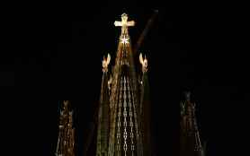 La cruz de la torre de Jesucristo de la Sagrada Familia se proyecta al cielo