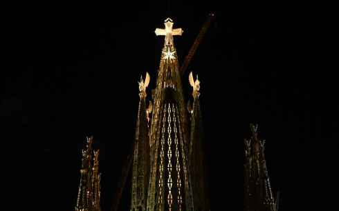 La cruz de la torre de Jesucristo de la Sagrada Familia se proyecta al cielo