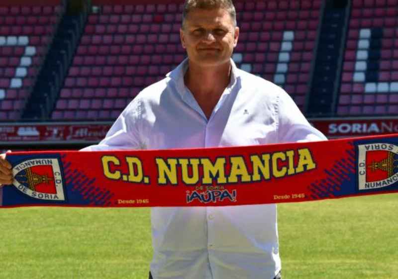El nuevo director deportivo del Numancia anima a despertar a 