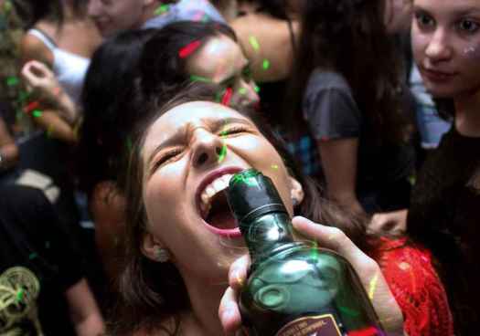 El consumo habitual de alcohol cae entre jóvenes en las dos últimas décadas