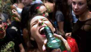 El consumo habitual de alcohol cae entre jóvenes en las dos últimas décadas