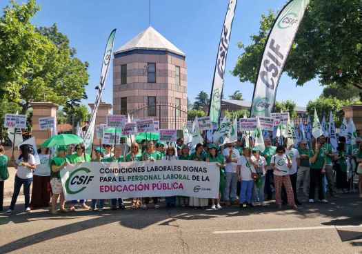 CSIF se concentra en Presidencia para reclamar  reclasificación “justa” y refuerzos en educación pública 