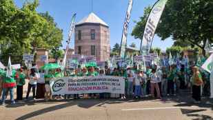 CSIF se concentra en Presidencia para reclamar  reclasificación “justa” y refuerzos en educación pública 