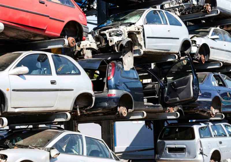 El desguace de más de 8.000 vehículos evita más de 24 millones de kilos de CO2