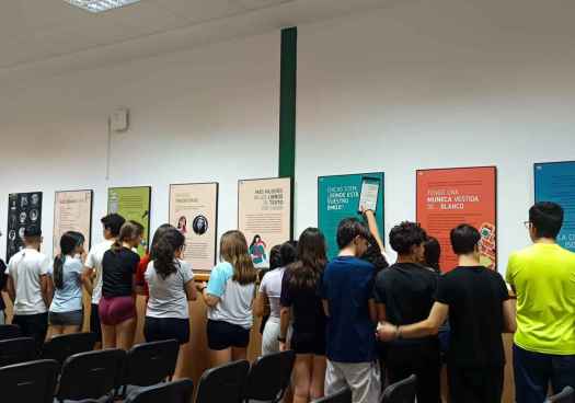 La exposición “Las chicas somos guerreras” acerca ciencia y tecnología a las jóvenes rurales