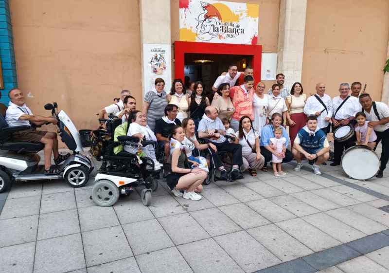 Los usuarios de ASPACE Soria disfrutan de fiesta sanjuanera en La Blanca